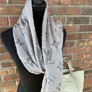 🤍 Louis Vuitton Logomania Gray Scarf